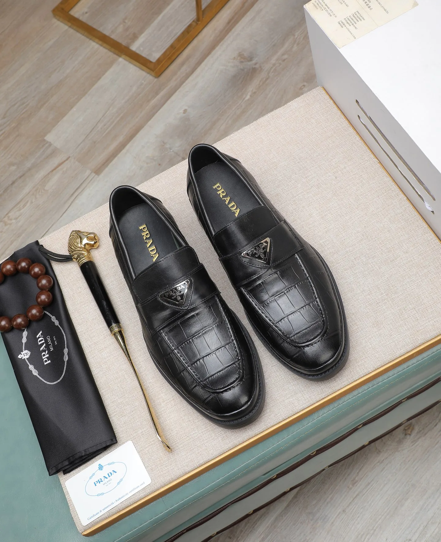 Men's men's shoes💰540 PRADA Prada's new spring casual leather shoes. Original purchase, development and production. Prada's men's classic series. Technical breathable fabrics with cowhide. Casual sports shoes. Casual shoes. Sports dad shoes combine high-tech breathable materials and cowhide. P's exclusive button decoration on the side. The outsole is full of P italic design and bright colors to show vitality and continue the brand design inspiration. Stroll around the city lightly and feel free and comfortable. Delivered in exquisite packaging 🛍📦 ▪️Fabric: original customized calfskin with breathable material ▪️Inner lining: cowhide lining ➕cowhide feet ▪️Outsole: open-molded TPU rubber material ▪️Sole thickness: 3.5CM ▪️Size: Men's 38-45 black, brown color available